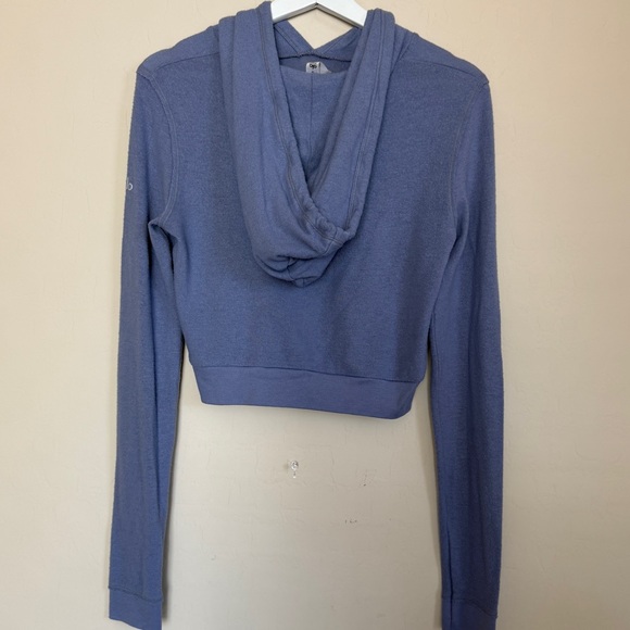 ALO Yoga Getaway Cropped Hoodie Periwinkle Blue Soft - Picture 6 of 11